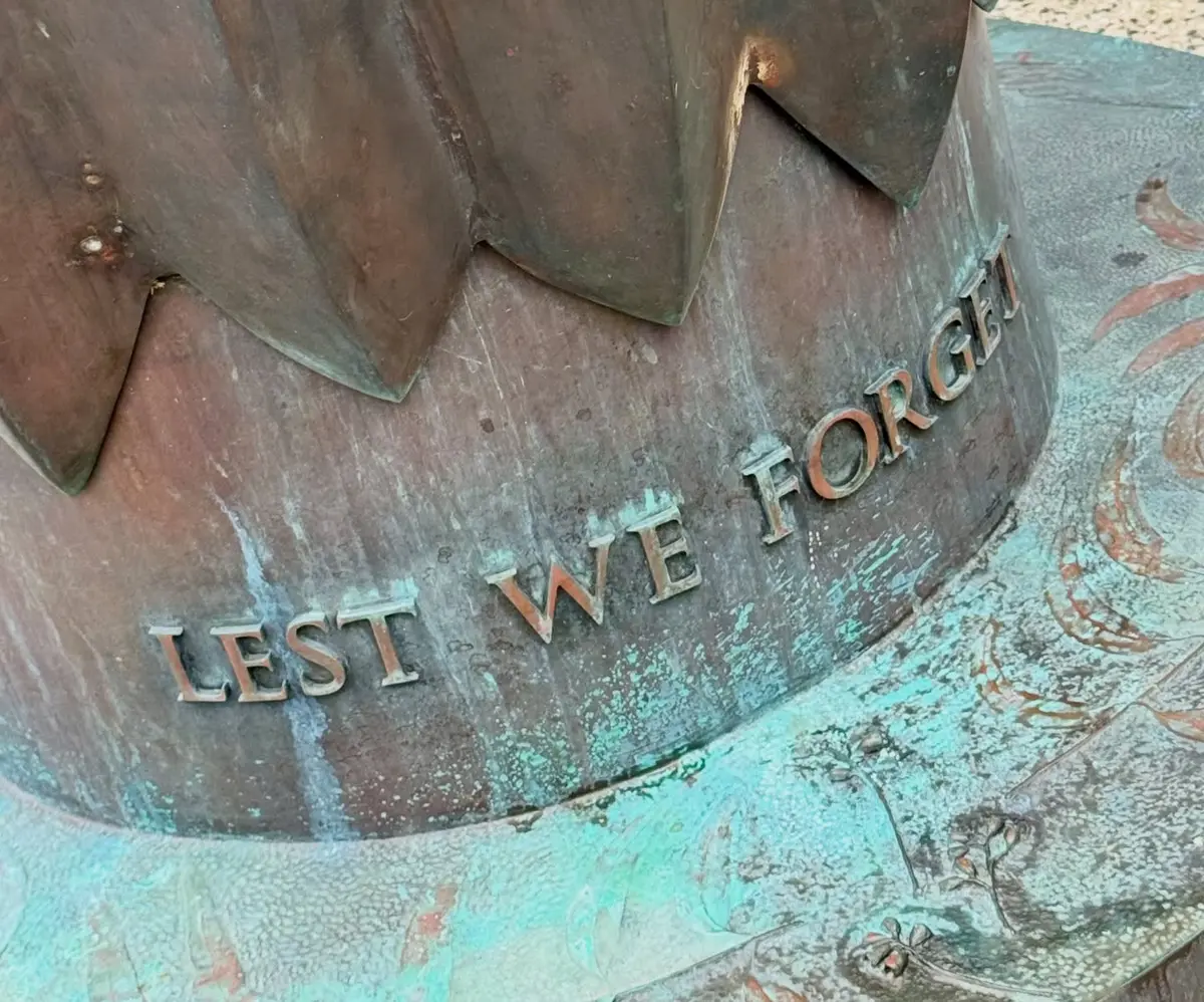 Lest We Forget inscription at the Darwin Cenotaph