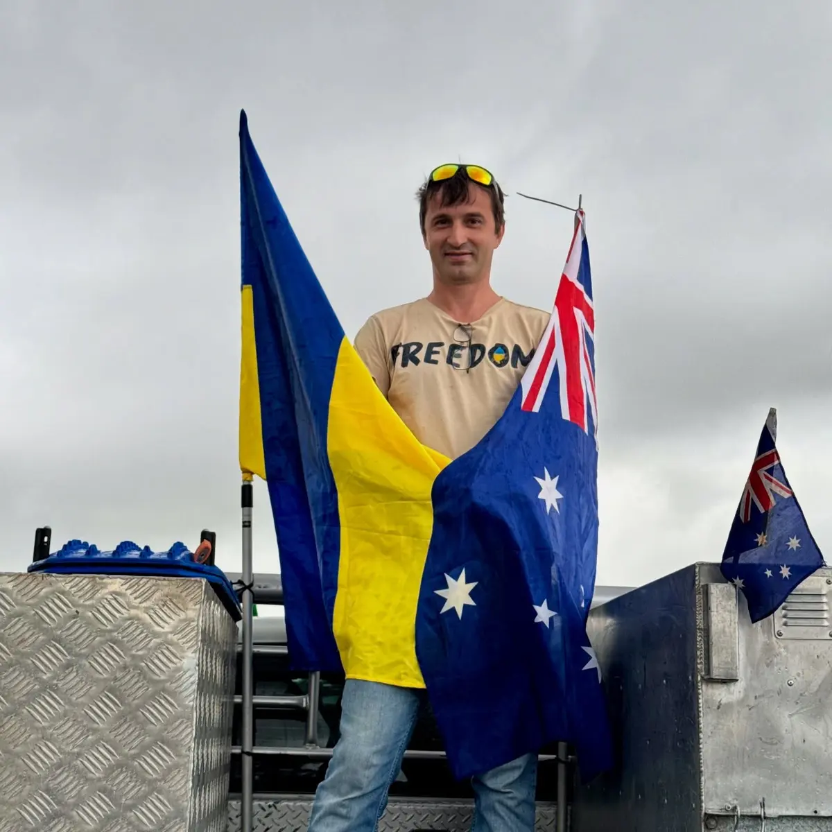 Представник UAANT з австралійським та українським прапорами