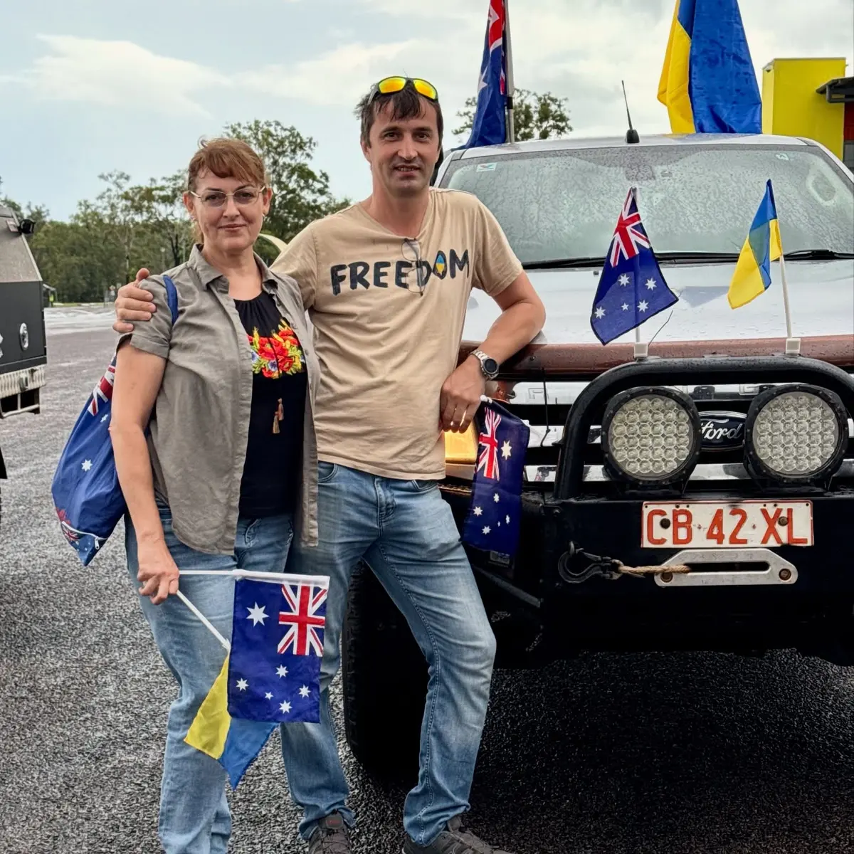 Члени UAANT біля автомобіля, прикрашеного до Дня Австралії