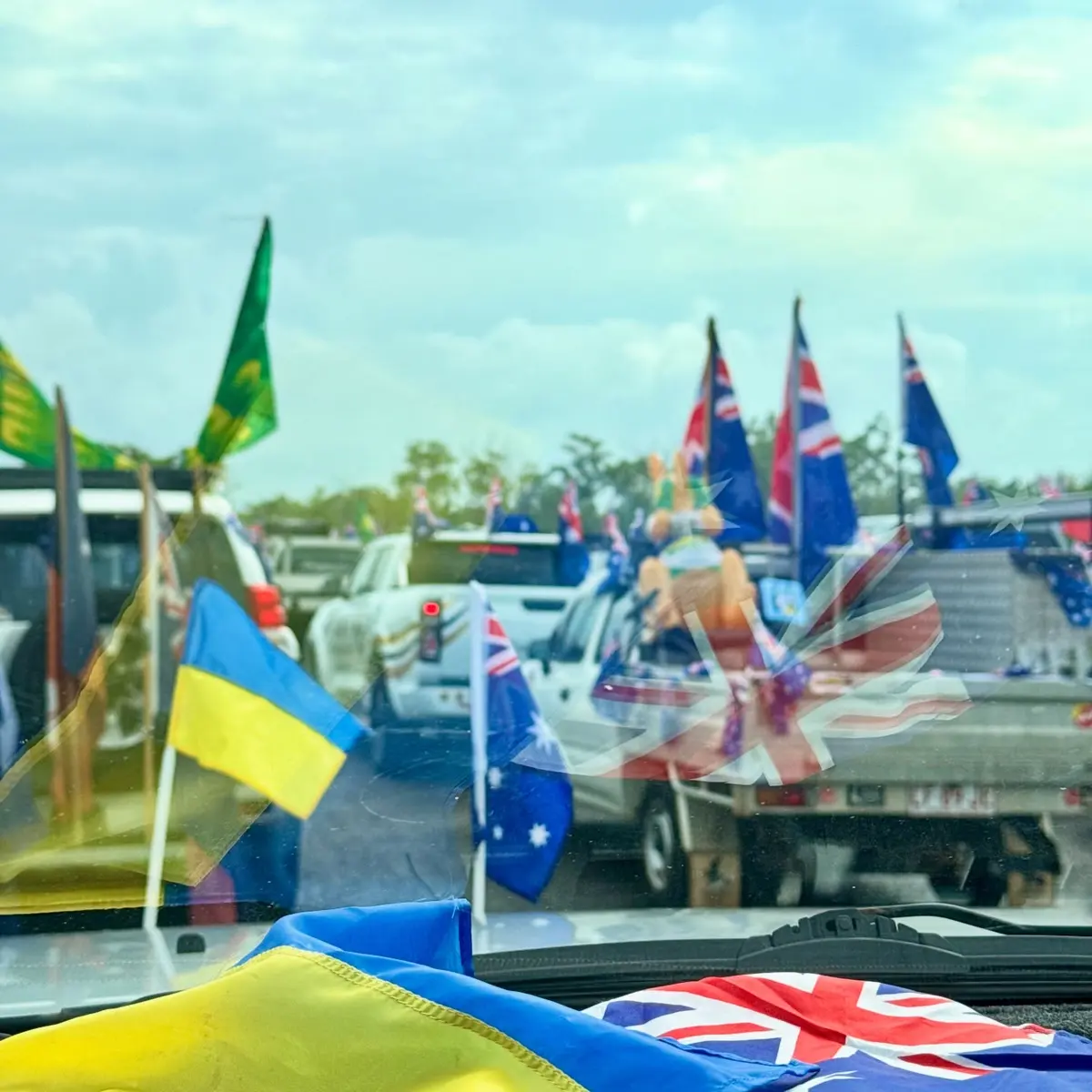 Колона автомобілів із прапорами виїжджає з Hidden Valley Raceway