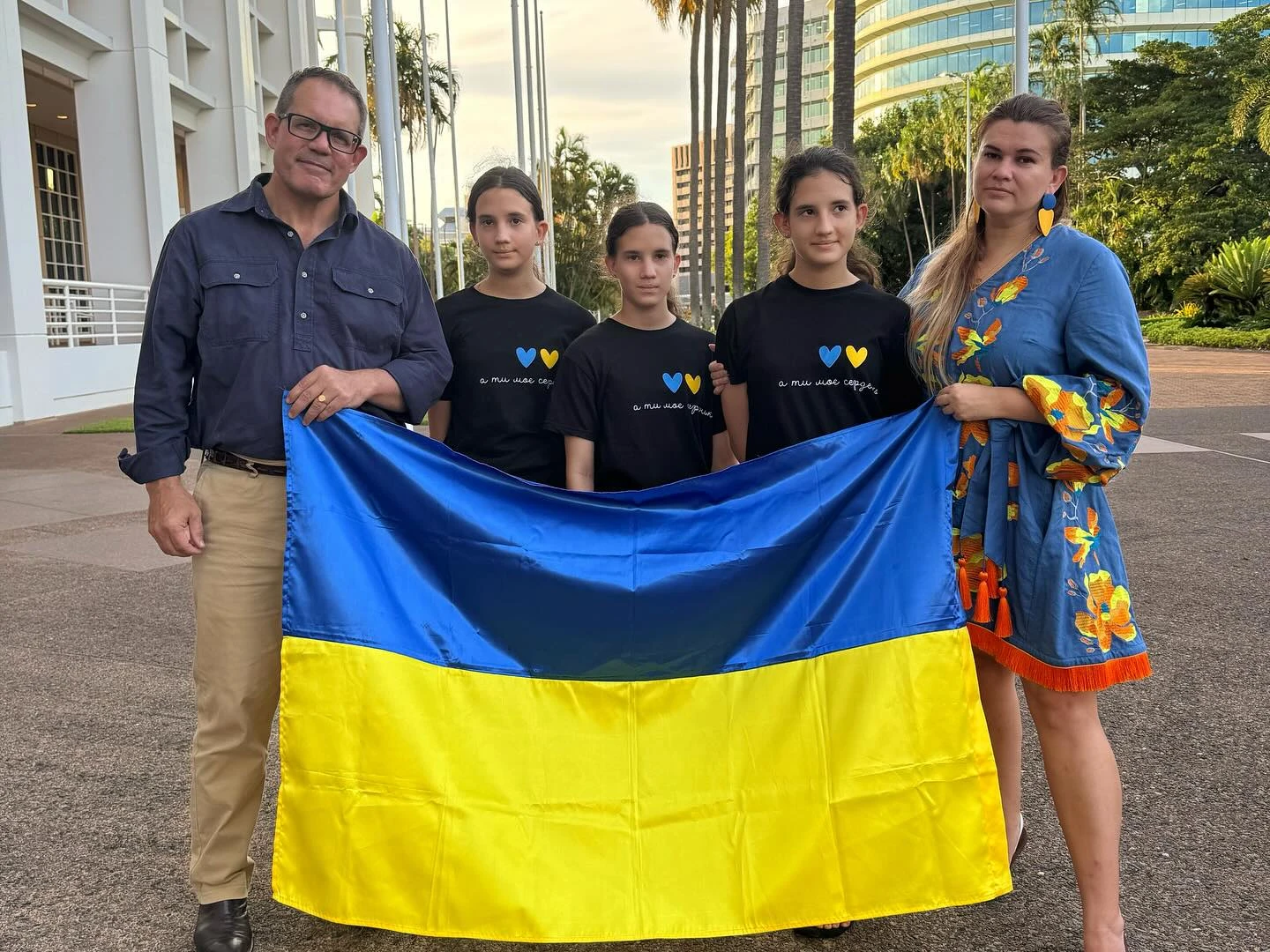 Community members holding the Ukrainian flag in Darwin