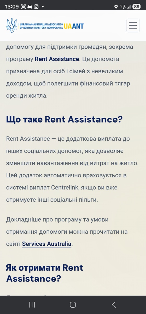 Luke Gosling MP and a UAANT member holding the Australian and Ukrainian flags together in Darwin