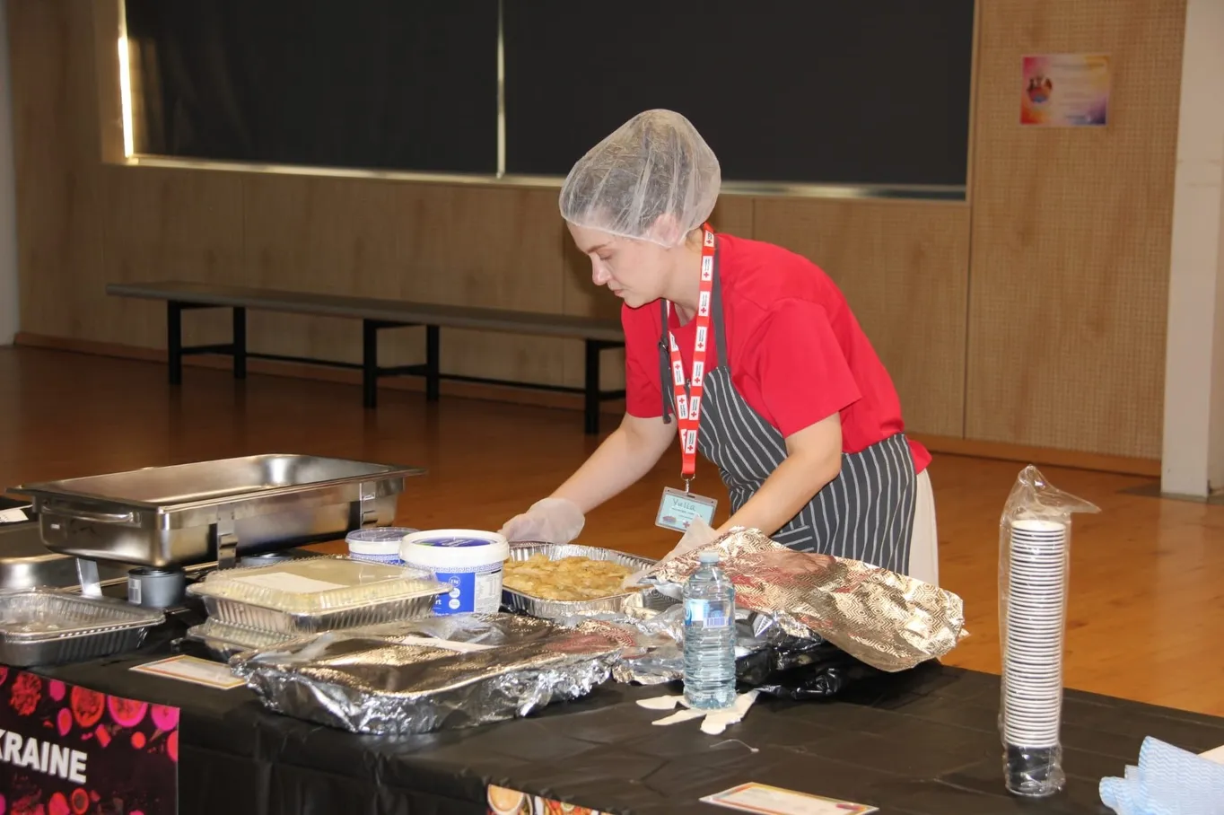 Volunteer preparing food at the Ukraine table