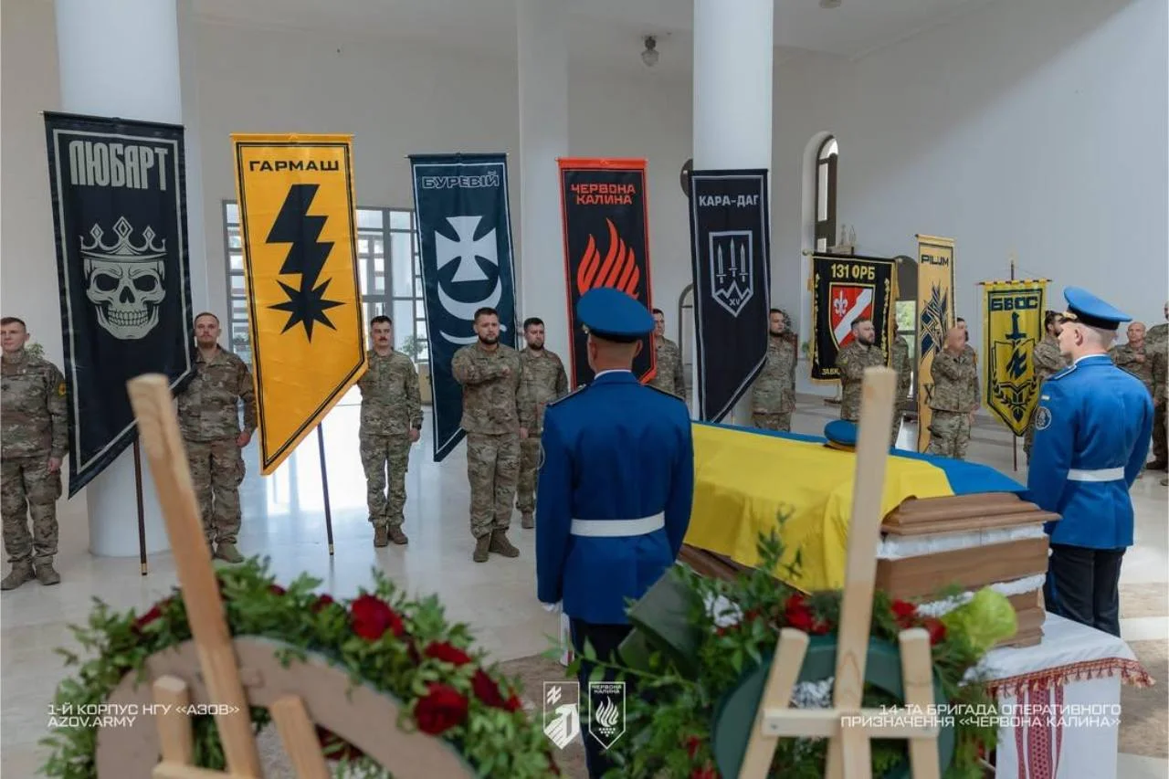 Ukrainian servicemen and unit standards at the commemorative ceremony